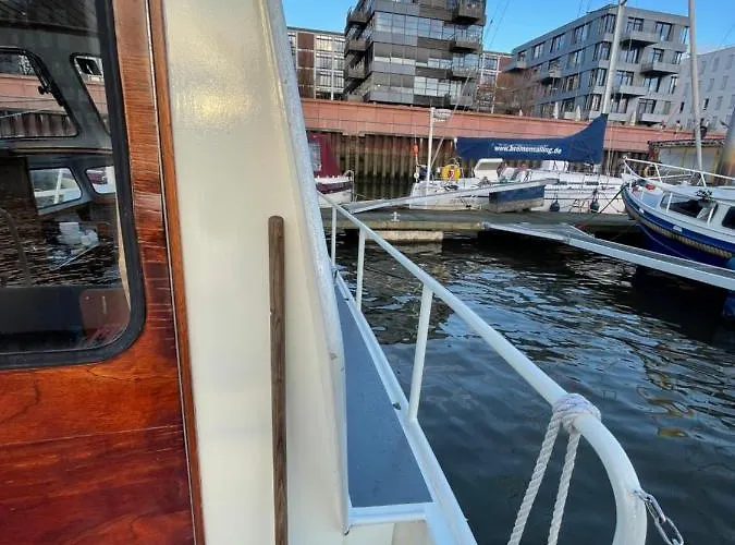 Süsses Motorboot - überseestadt