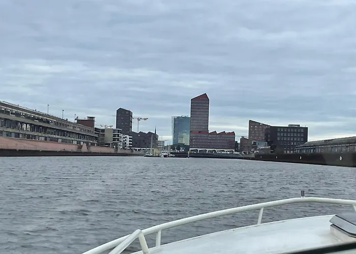 Süsses Motorboot - überseestadt * Brema