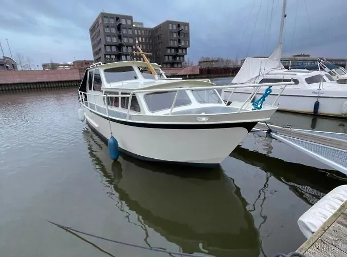 Suesses Motorboot - Ueberseestadt