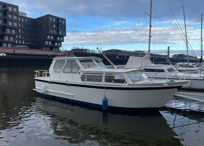 Süsses Motorboot - überseestadt * Brema