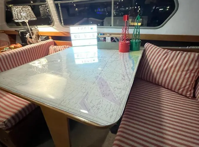 Süsses Motorboot - überseestadt * Brema