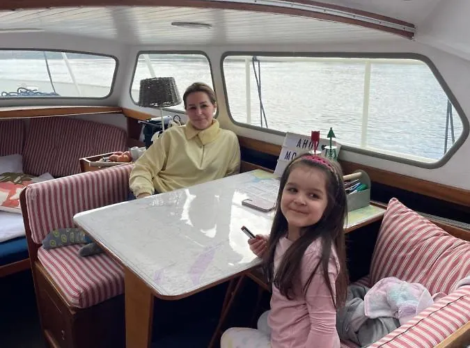 Süsses Motorboot - überseestadt Hotel en barco