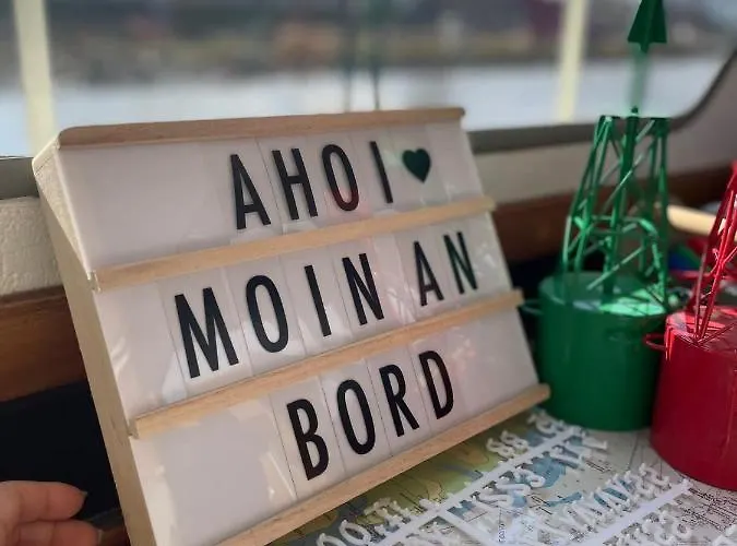 Süsses Motorboot - überseestadt Hotel en barco Brema