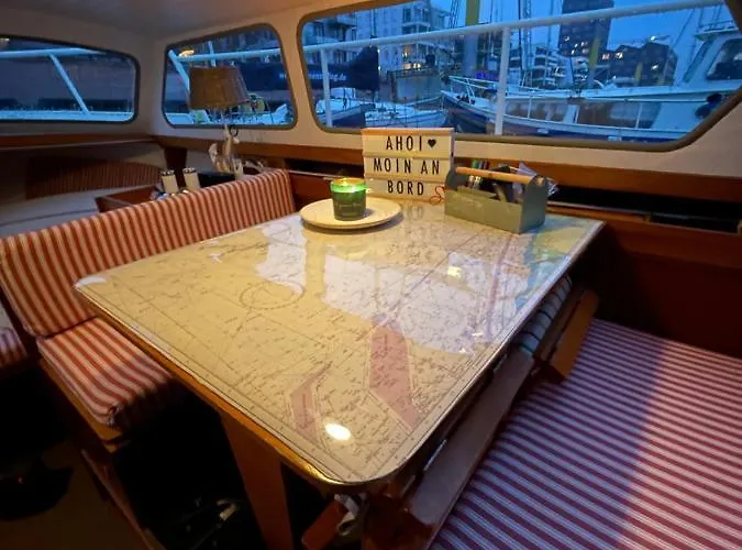 Süsses Motorboot - überseestadt