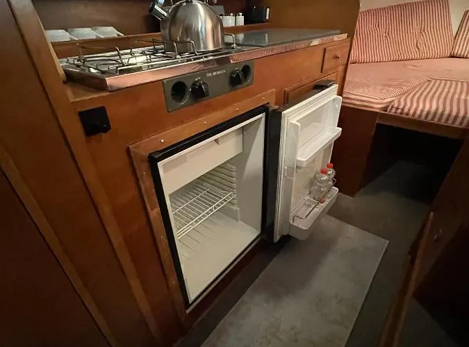 Süsses Motorboot - überseestadt