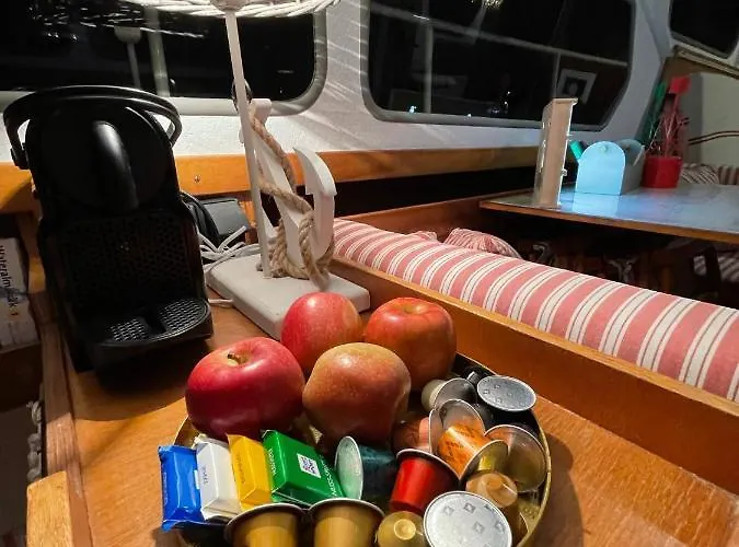 Süsses Motorboot - überseestadt Brema