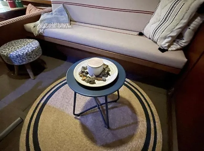 Süsses Motorboot - überseestadt Hotel en barco *