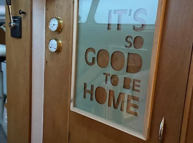 Süsses Motorboot - überseestadt