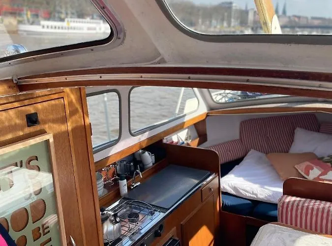 Süsses Motorboot - überseestadt Hotel en barco *